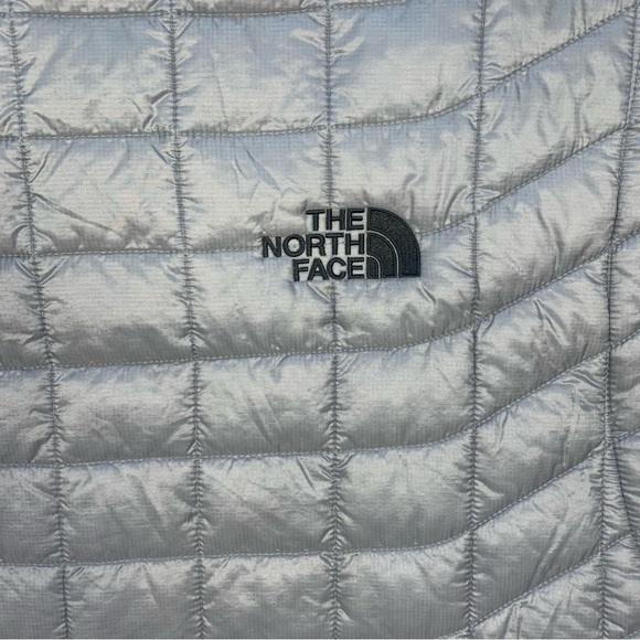 The North Face Quilted Thermoball Trek Eco Lightweight Puffer Vest Company Logo - Picture 10 of 14